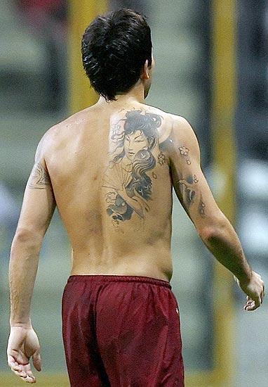 El centrocampista del Chelsea “Deco” lleva tatuado en su espalda una geisha 