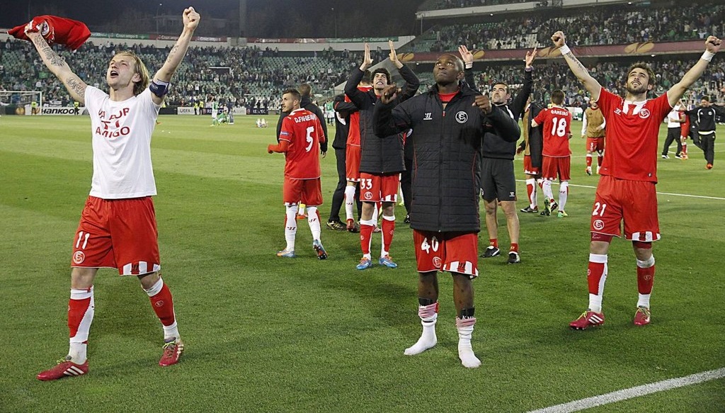 jugadores Sevilla celebrando