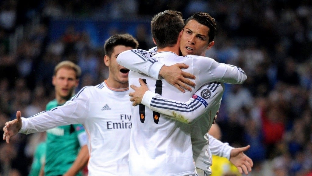 Cristiano Ronaldo abrazando a Bale