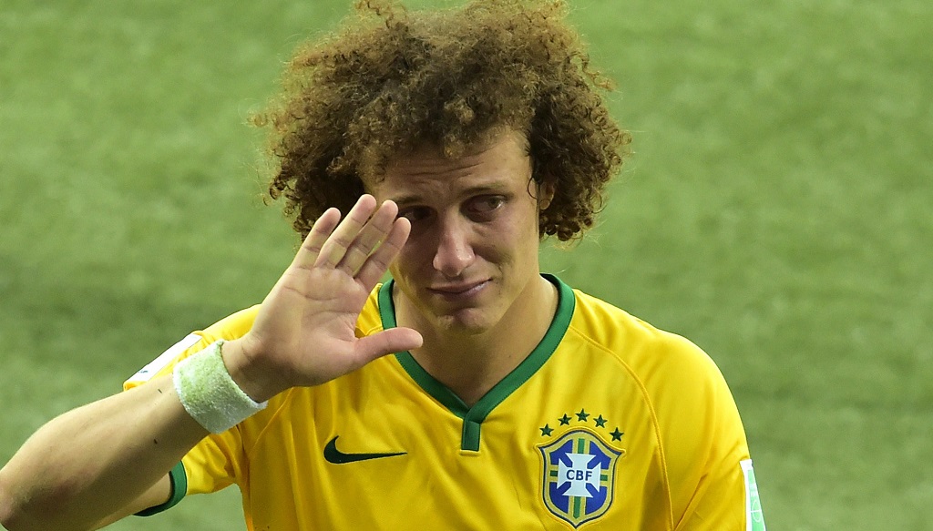 David Luiz saludando a su gente llorando