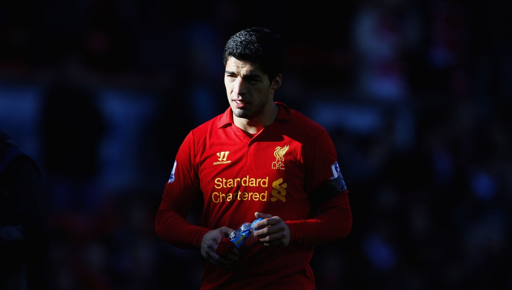 Luis Suarez con una botella de agua