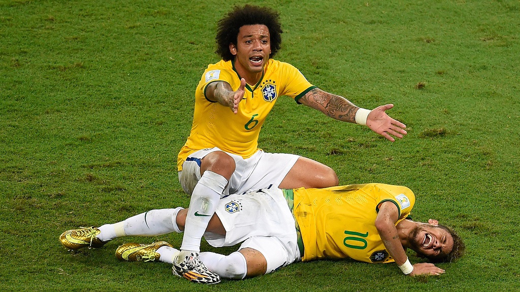 Neymar lesionado junto a Marcelo