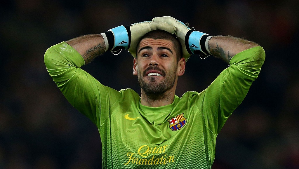 Valdes manos en la cabeza