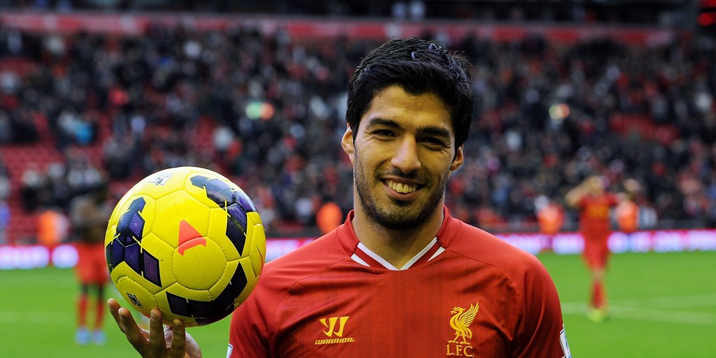 Luis Suarez con un balon