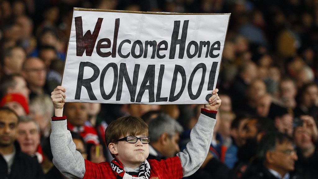 Cartel dando la bienvenida Ronaldo en Old Trafford