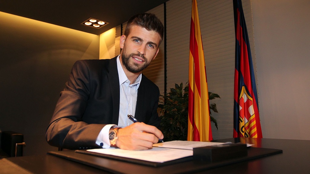 Gerard Pique firmando un contrato