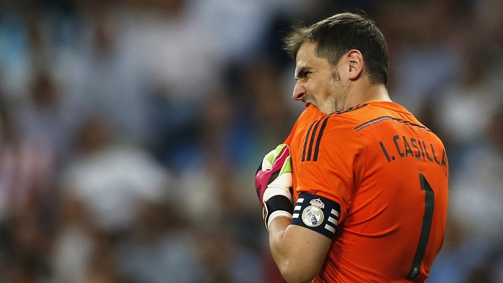 Iker Casillas mordiendo la camiseta