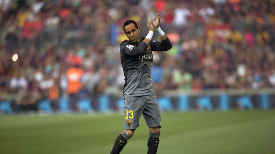 Claudio Bravo saludando al Camp Nou