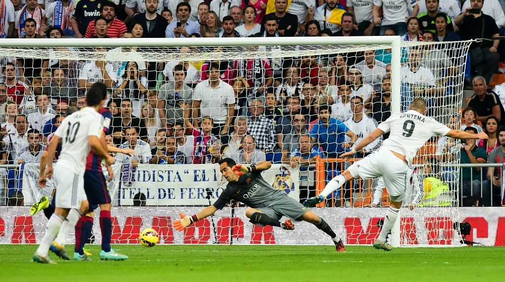 Benzema marcando un gol