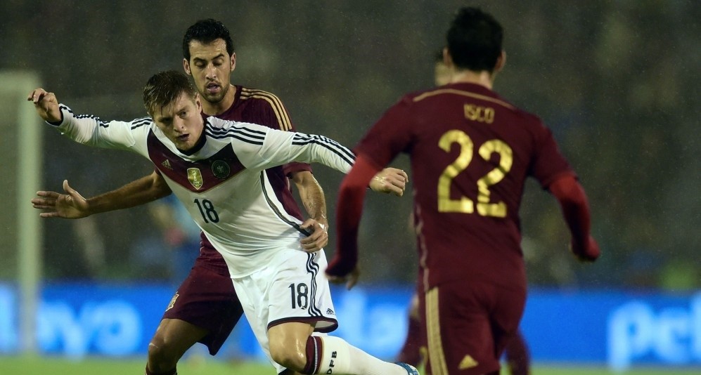 Toni Kroos con Sergio Busquets