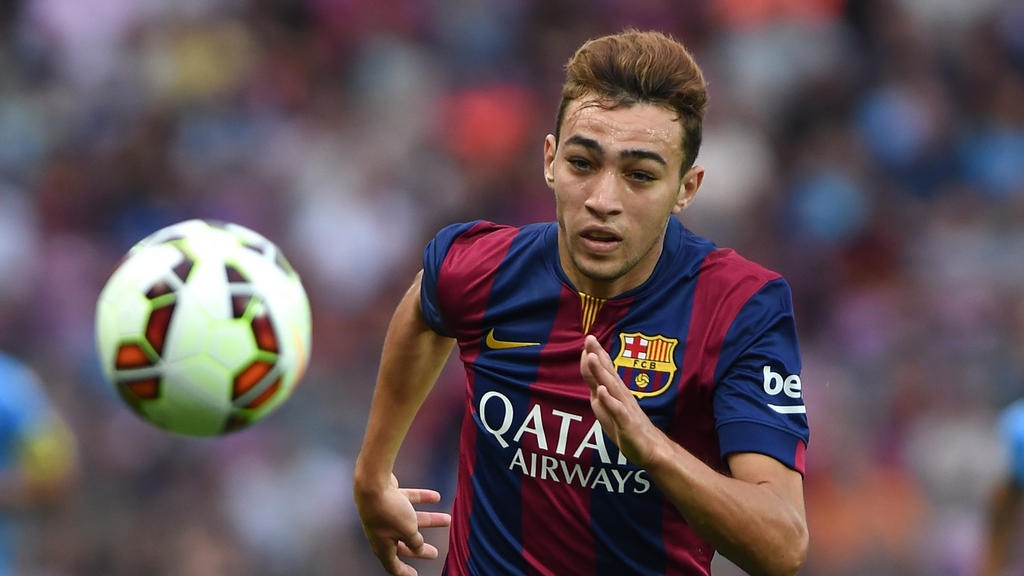 Munir corriendo hacia un balon