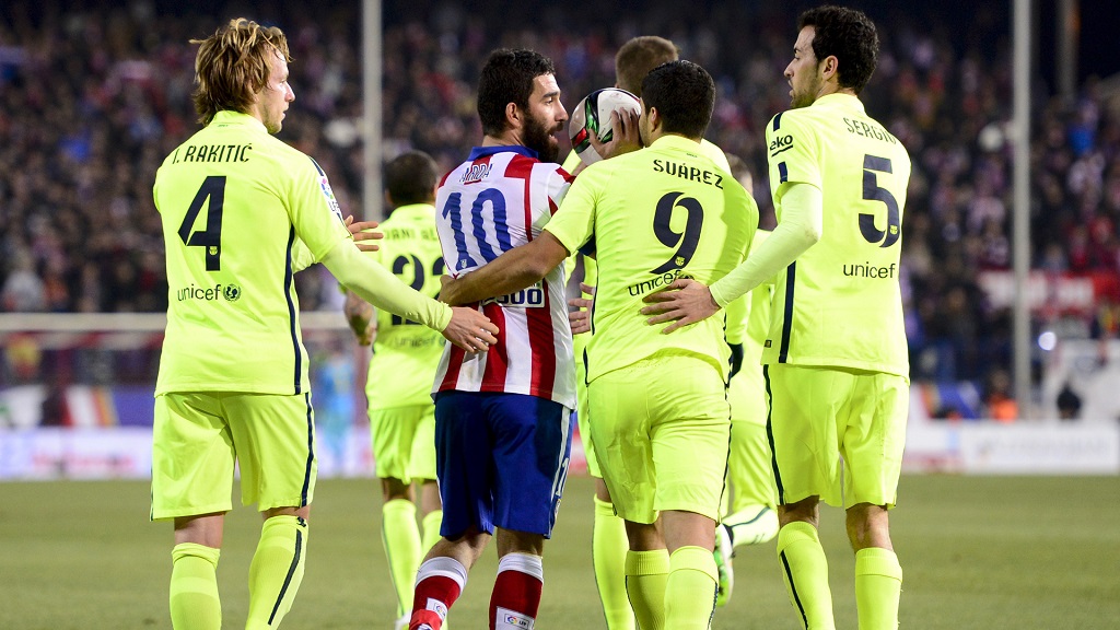 Arda Turan rodeado