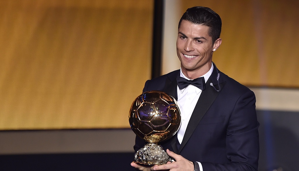 Cristiano Ronaldo recibiendo el Balon de Oro