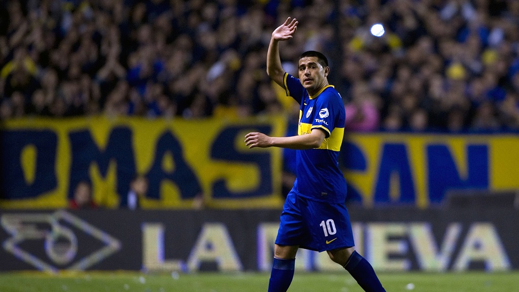 Juan Roman Riquelme saludando al publico