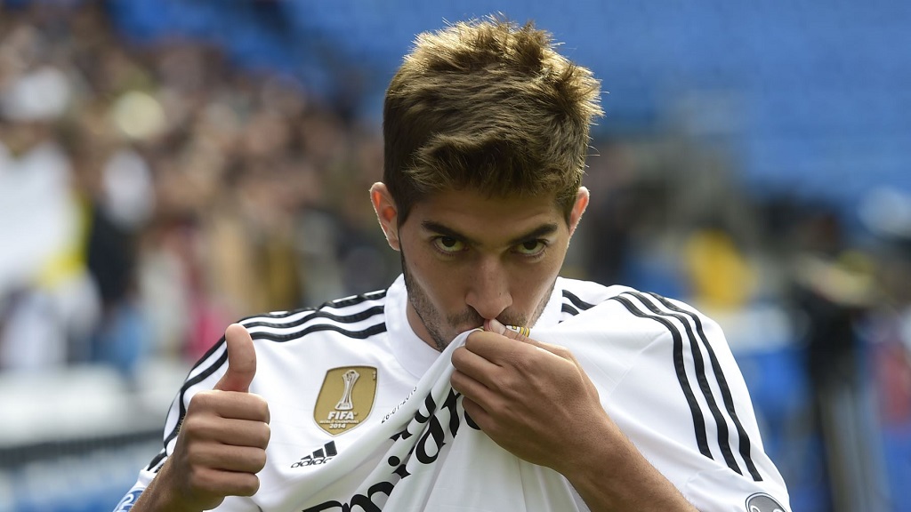 Lucas Silva besando el escudo del Madrid