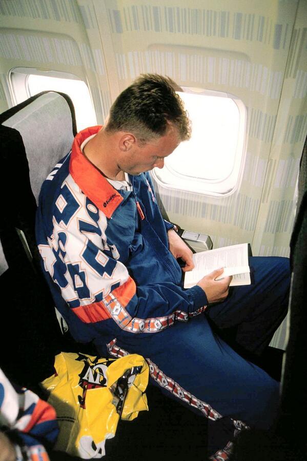 Dennis Bergkamp en un avion