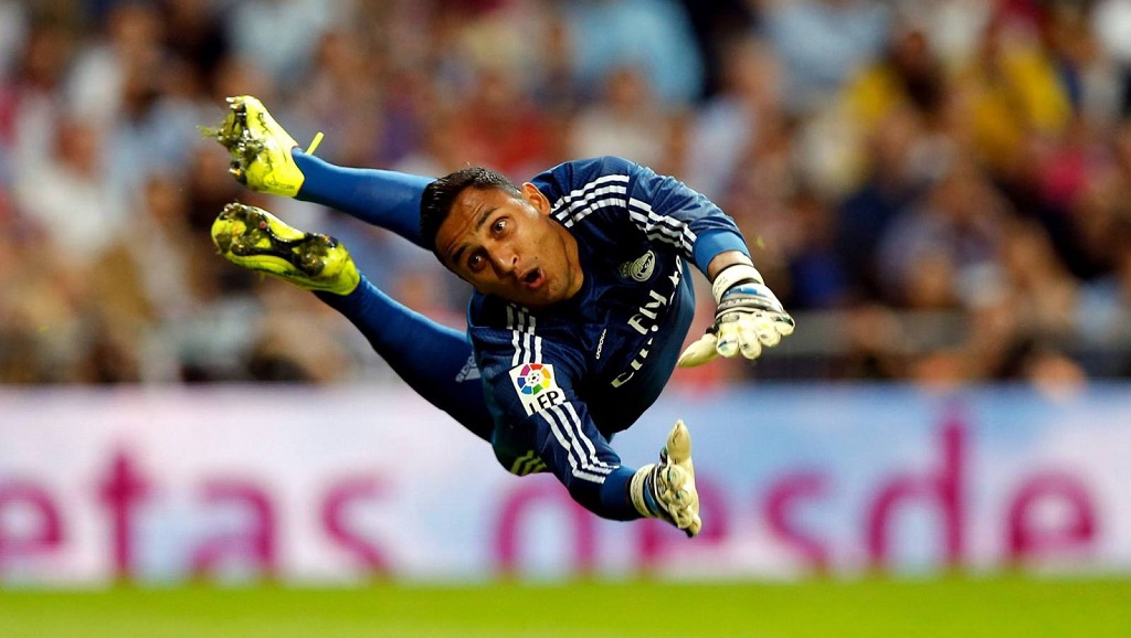 Keylor Navas volando