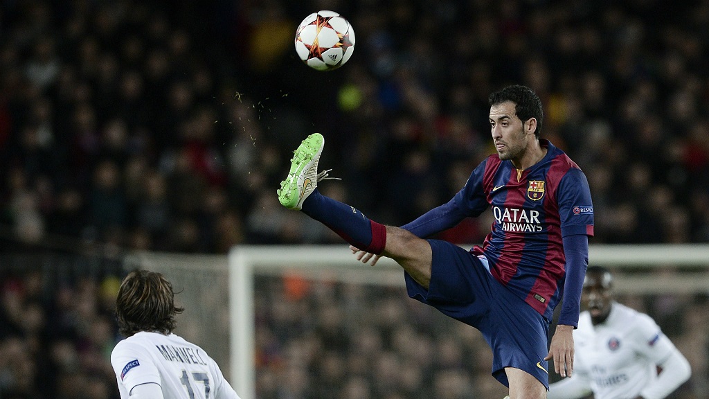 Sergio Busquets levantando la pierna