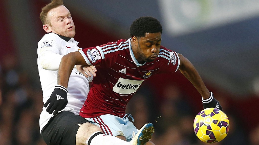 Alex Song y Wayne Rooney