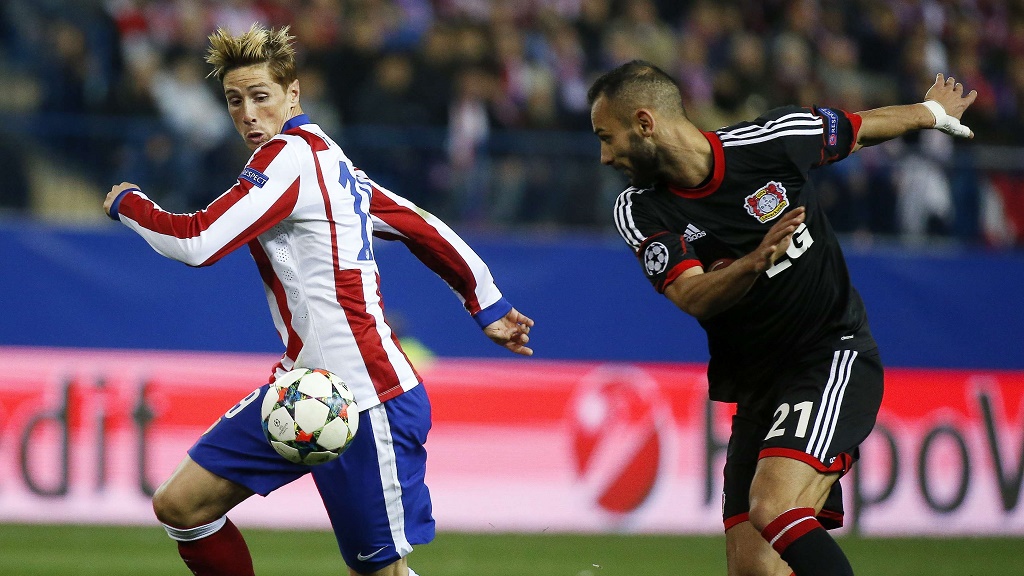 Torres y Toprak luchando por un balón