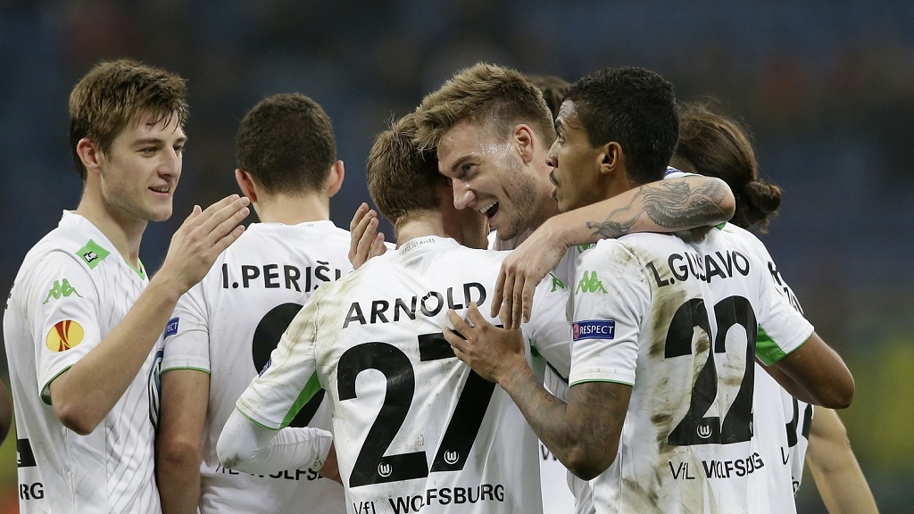jugadores Wolfsburgo celebrando un gol