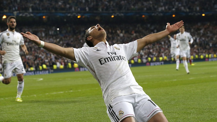 Chicharito celebrando un gol