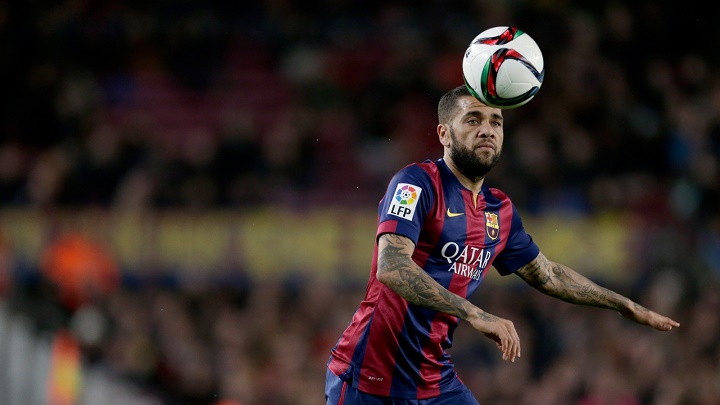 Dani Alves controlando un balón