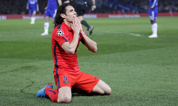 Edinson Cavani lamentándose