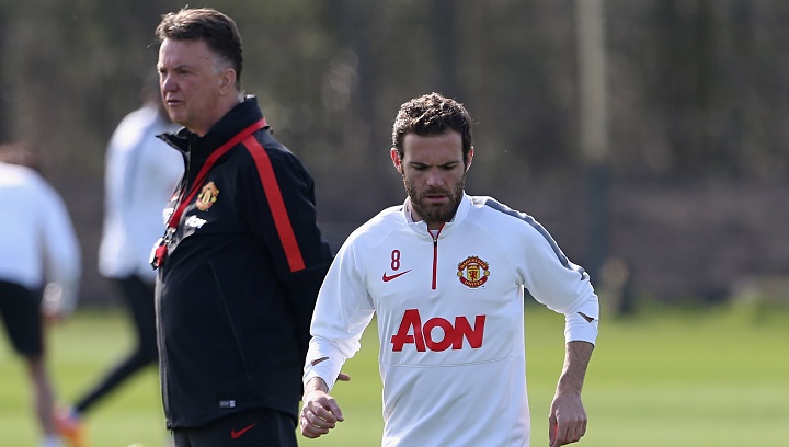 Van Gaal y Juan Mata en un entrenamiento