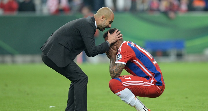 Pep Guardiola consolando a Boateng