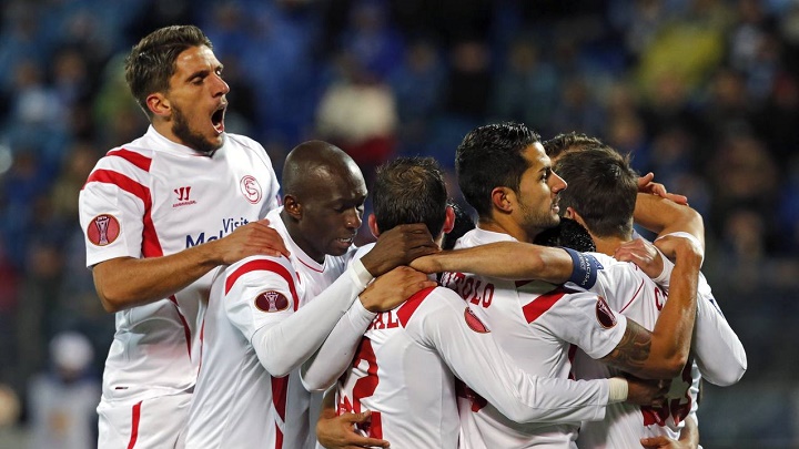 Jugadores del Sevilla celebrando un gol