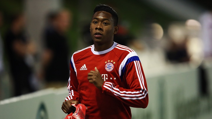 David Alaba con las botas en la mano