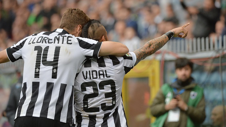 Fernando Llorente y Arturo Vidal abrazados