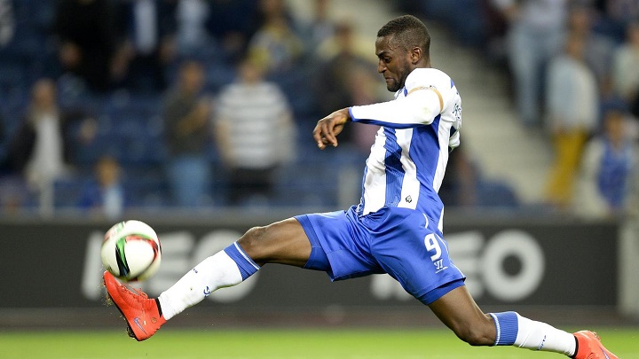 Jackson Martinez controlando el balon