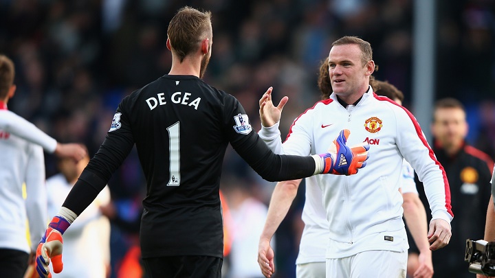 De Gea y Rooney chocándose la mano