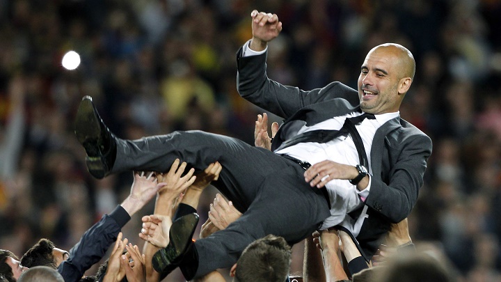 Pep Guardiola manteado