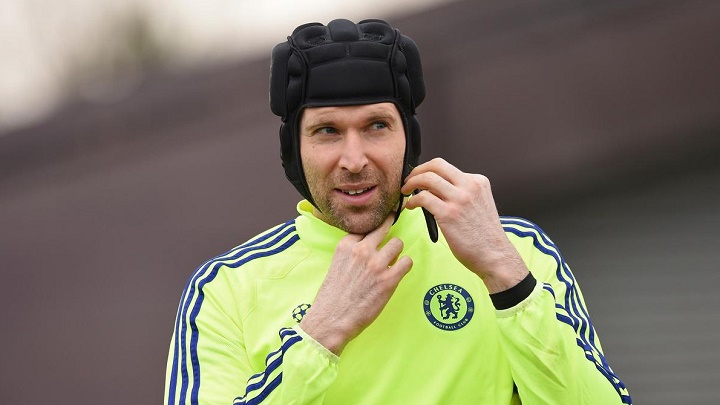 Petr Cech poniendose el casco