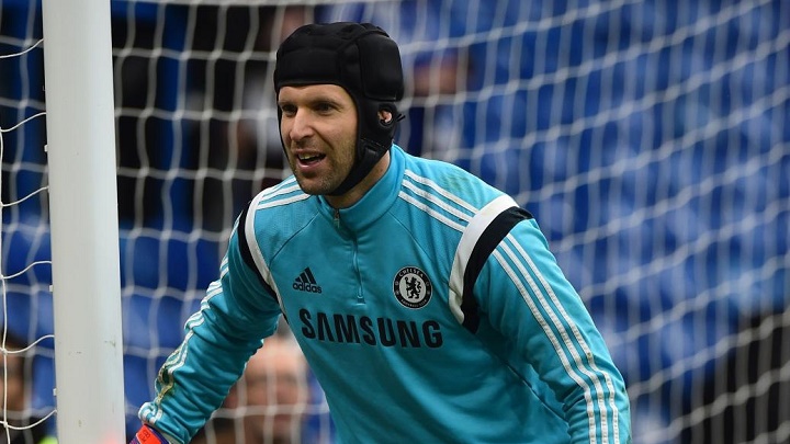 Petr cech calentando