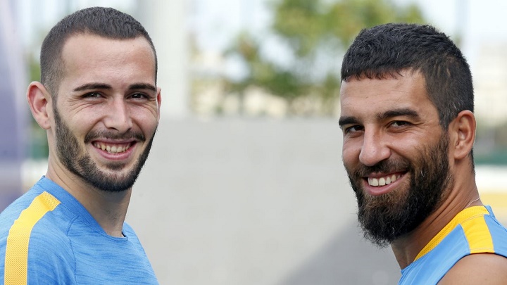 Aleix Vidal y Arda Turan