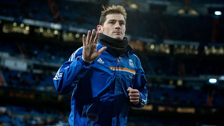 Iker Casillas saludando