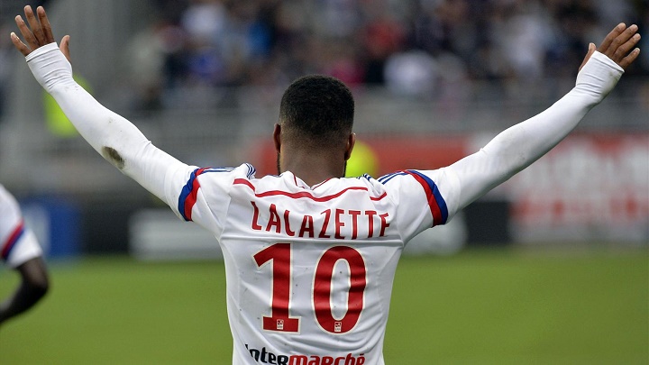 Lacazette de espaldas