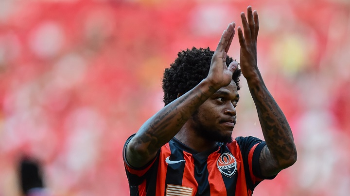 Luiz Adriano aplaudiendo