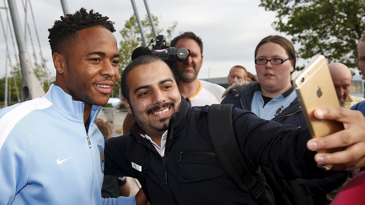 Raheem Sterling con un aficionado