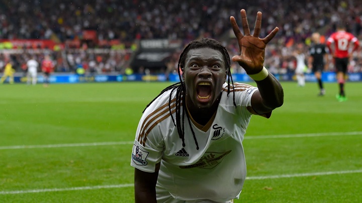 Gomis celebrando un gol