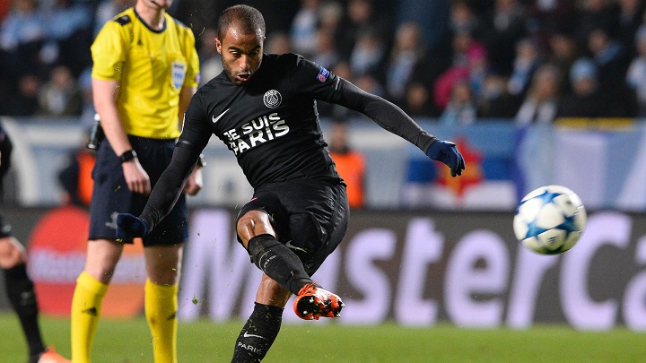 Lucas Moura lanzando una falta