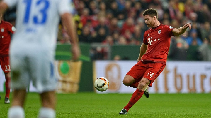 Xabi Alonso disparando