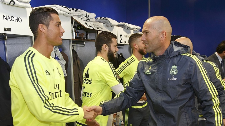 Cristiano y Zidane dandose la mano