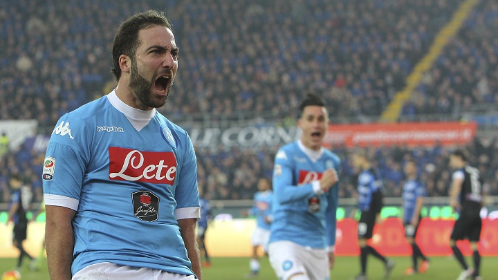 Higuaín celebrando un gol