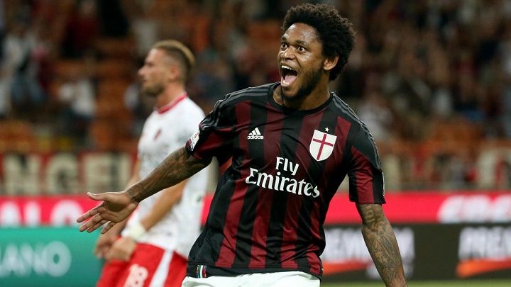 Luiz Adriano celebrando un gol