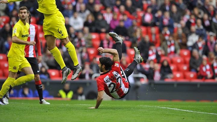 Raúl García rematando